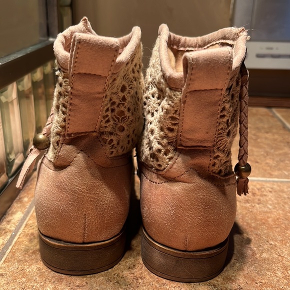 NWT Tan Lace & Faux Suede Booties - Picture 4 of 10